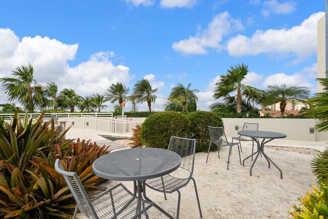 Building Photo - 1551 N Flagler Dr