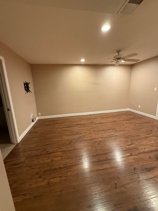 Building Photo - 290 Riverwood Cir