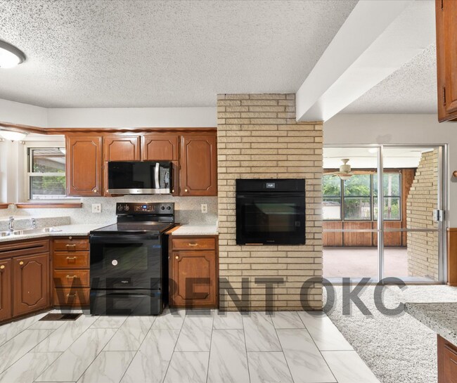 Building Photo - 3016 Shadybrook Dr