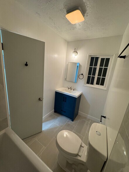 Building Photo - 7112 Hood Ave