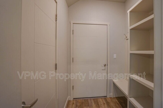 Building Photo - 5004 NE 85th Cir