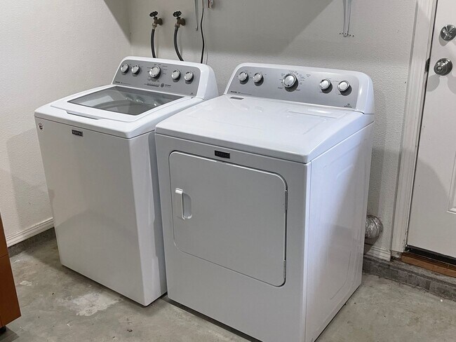 Building Photo - Private Langley Home Only Minutes From Downtown!