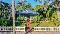 Building Photo - Charming two bedroom two bathroom cottage in North St. Petersburg Fully Updated.