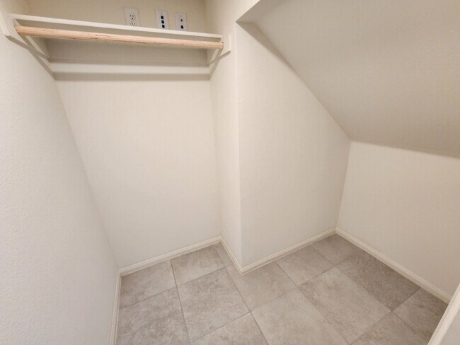 Building Photo - Spring Valley close to Restaurants and Shopping