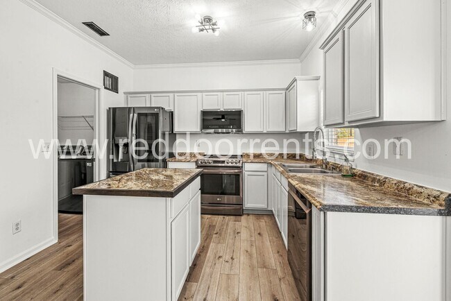 Building Photo - Spacious 3-Bedroom Home in Fishers with Modern Comforts