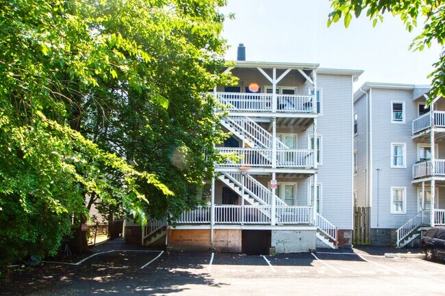 Building Photo - OVERSIZED 3 bedroom 1 bathroom Apartment