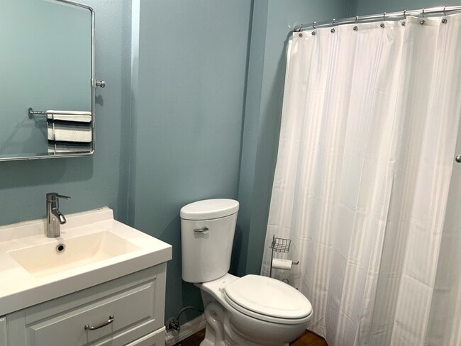 Building Photo - 955 E 3rd St