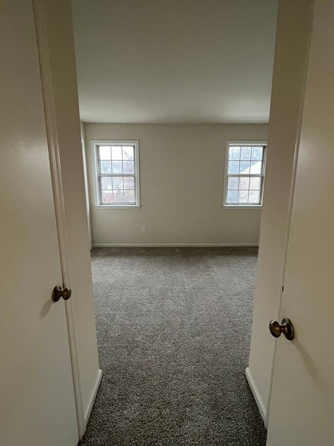 Building Photo - 3 bedroom Townhouse - Northampton School District