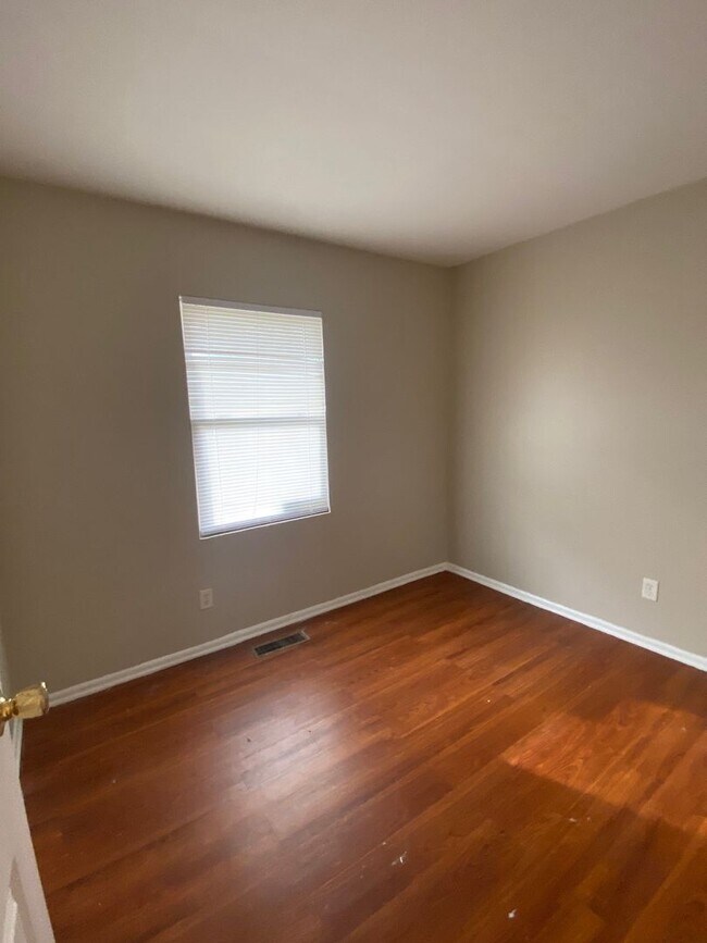 Building Photo - 3 bed 1 bath home located in Lawrence Town...