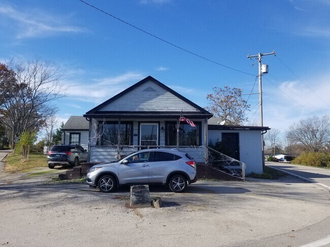 Building Photo - Charming 3 Bedroom Farmhouse in Winchester!