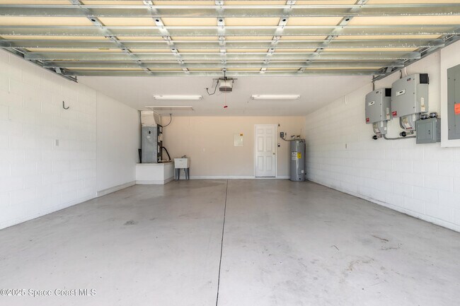 Building Photo - 1442 Areca Palm Dr