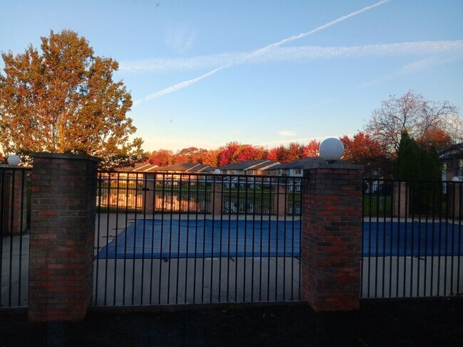 Building Photo - Beautiful 2-bedroom 2 bath apartment, UPSTAIRS WITH A LAKEVIEW.