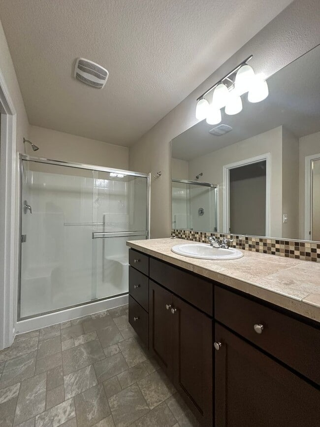 Building Photo - Newer Sherwood 3bd, 2.5ba Townhouse. Has A...
