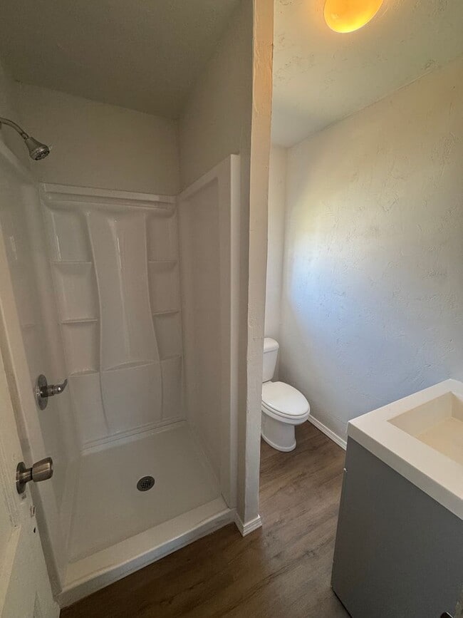 Building Photo - 3bedroom 1bathroom electric and water PAID...