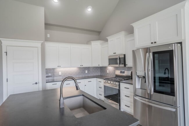 Building Photo - Prime Location! New build, 4 bed/ 2 bath!