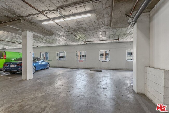 Building Photo - 645 W 9th St