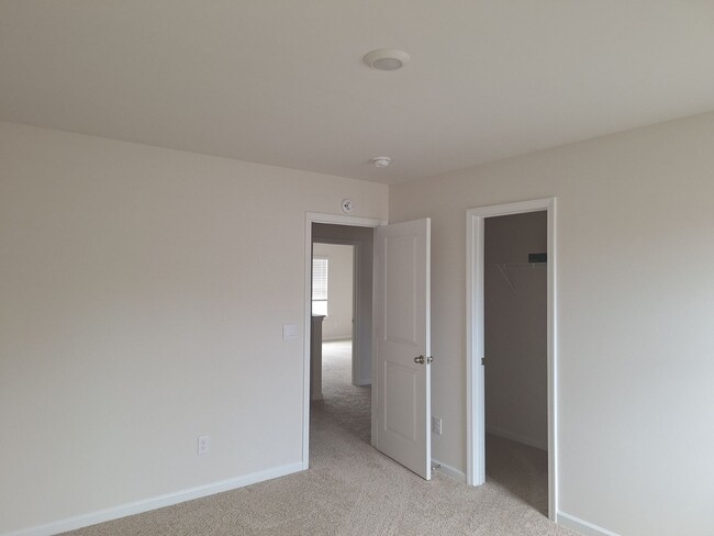 Building Photo - HURRY FEBRUARY MOVE IN SPECIAL - Fantastic...