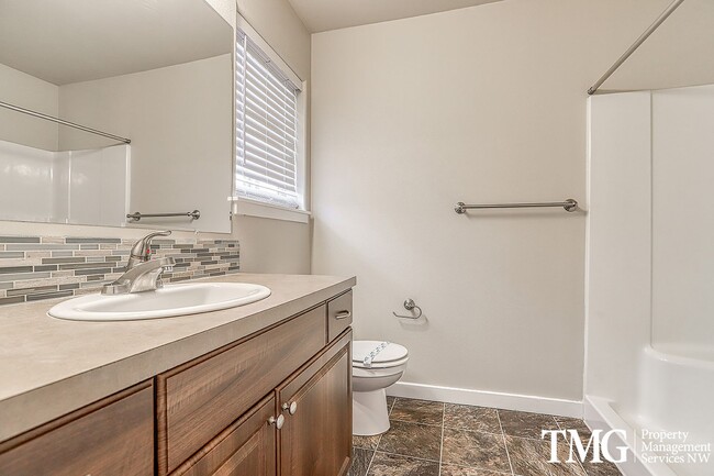Building Photo - 3 Bedroom/2.5 Bath With Fenced Backyard, W/D Included, and AC!