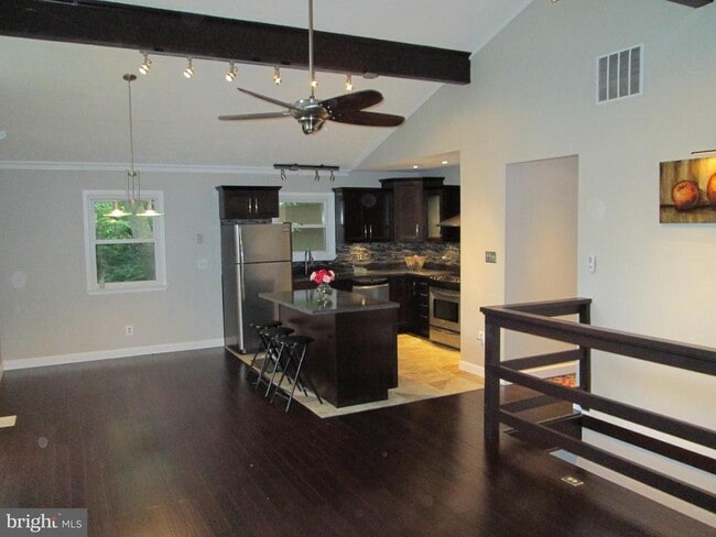 Building Photo - 1601 Summit Dr