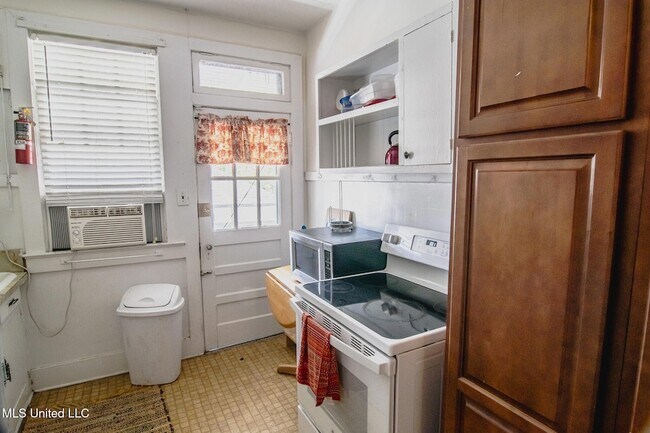 Building Photo - 803 N Congress St