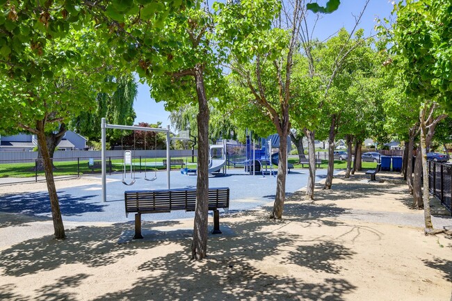 Building Photo - 3 Bed / 2.5 Bath bright and spacious home ...