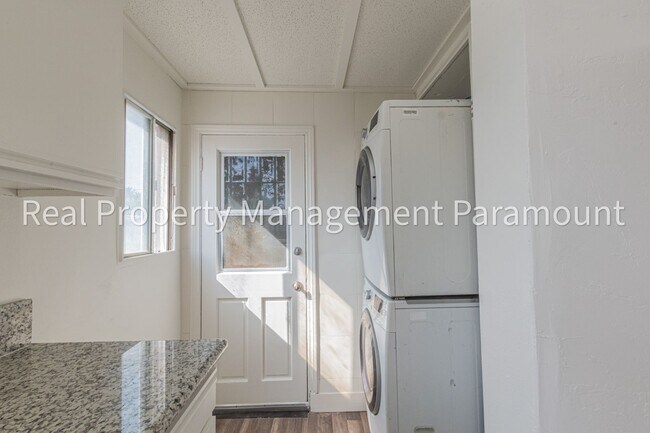 Building Photo - 2757 S Mansfield Ave