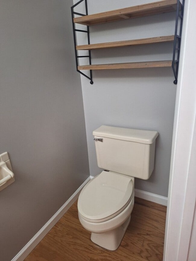 Building Photo - 4bd/3 bath located in desirable neighbor in Fox Den Subdivision in West Knoxville