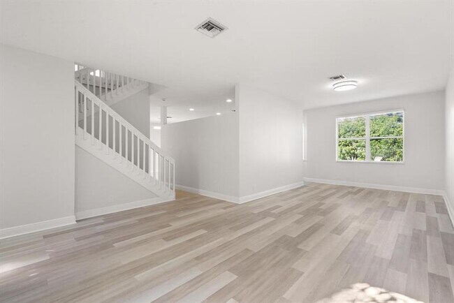 Building Photo - 5228 NW 112th Terrace