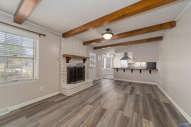 Building Photo - 625 Versailles Dr SE