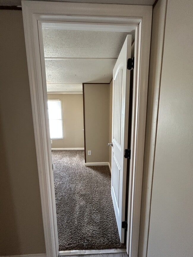 Building Photo - 405 Debby St