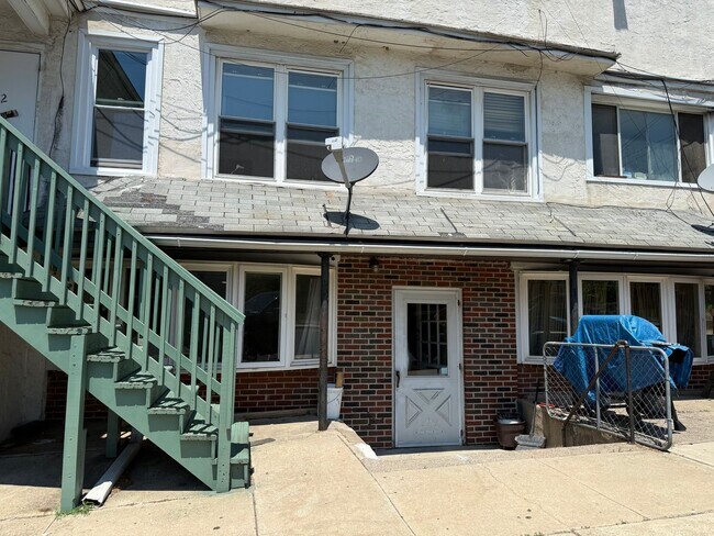 Building Photo - 1300 Main St