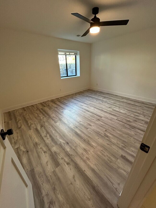 Building Photo - 108-110 Oakwood Ct