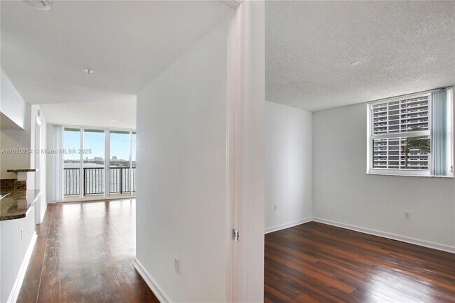 Building Photo - 1756 N Bayshore Dr