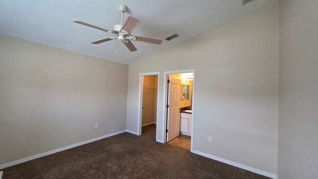 Building Photo - 4900 NE 123rd Ln