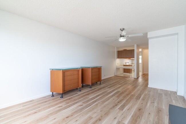 Building Photo - $2600 | 2br/1.5ba/2prkg Condo at Pearl Hig...