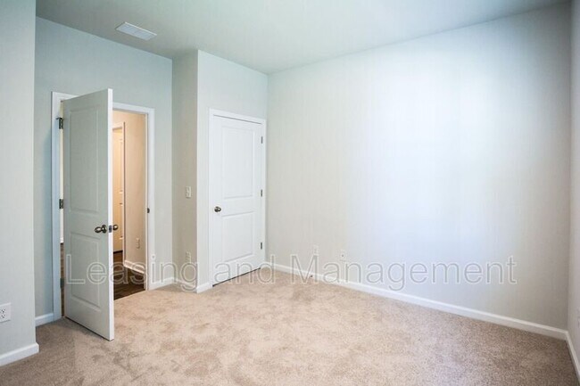 Building Photo - 411 Zenith Blvd