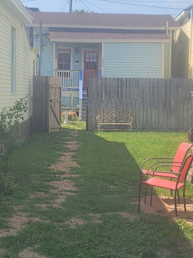 Building Photo - Charming Cottage - minutes from the Seawall