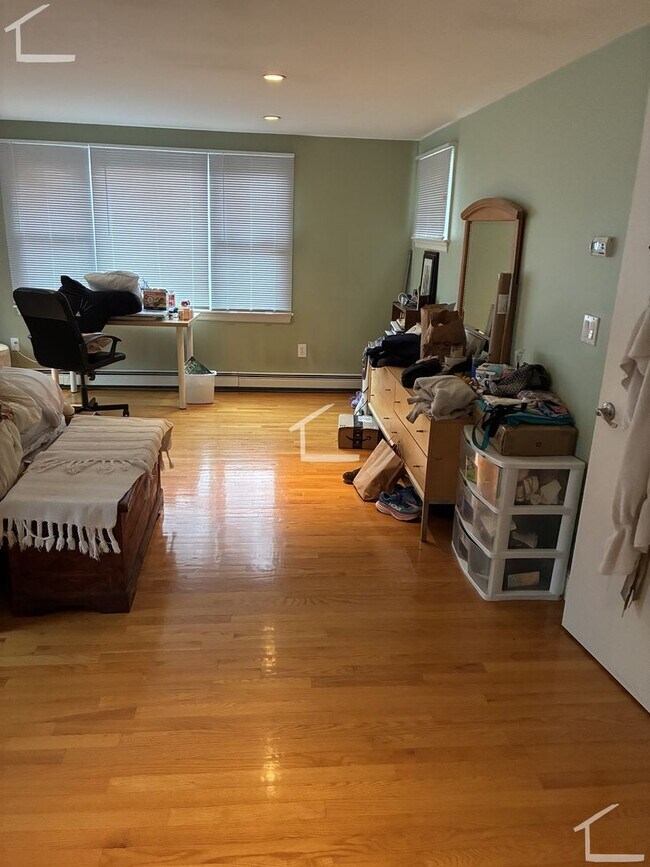 Building Photo - Rent a House in Newton 4bed/2.5 Bath - Parking included!