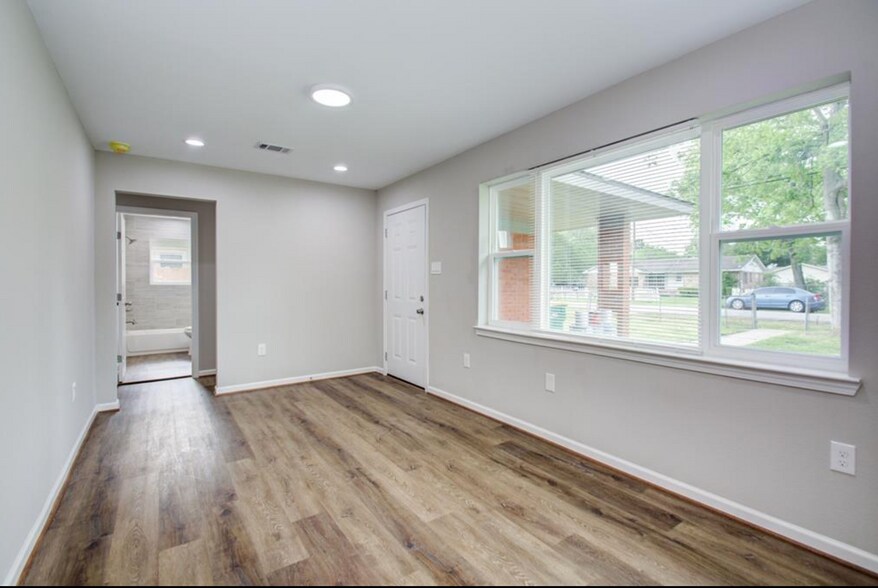 Building Photo - 4008 Vaughn Street