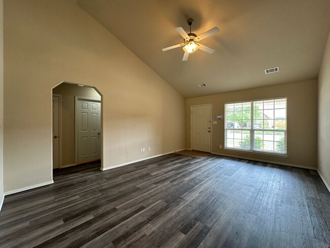 Building Photo - * Move-In Special * Gorgeous 3 bedroom 2 b...