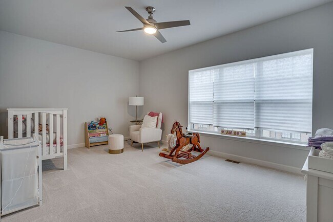 Building Photo - Luxury Townhome with Stunning Views and Pr...