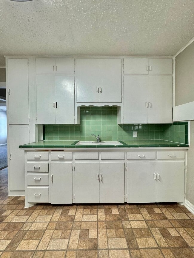 Building Photo - COMING APRIL 2026!! 2 Bedroom/1 Bathroom!!