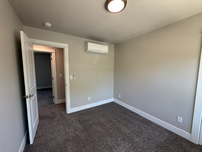 Building Photo - 3 Bedroom 2.5 Bath Townhouse!