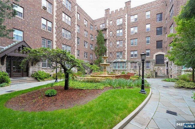 Building Photo - 275 Engle St