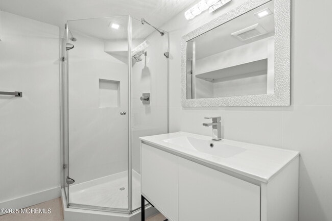 Building Photo - 325 Oakley Ave