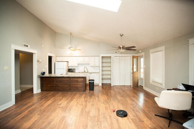 Building Photo - 14112 High Point Dr
