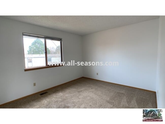 Building Photo - Southeast Townhome Close to Bases!