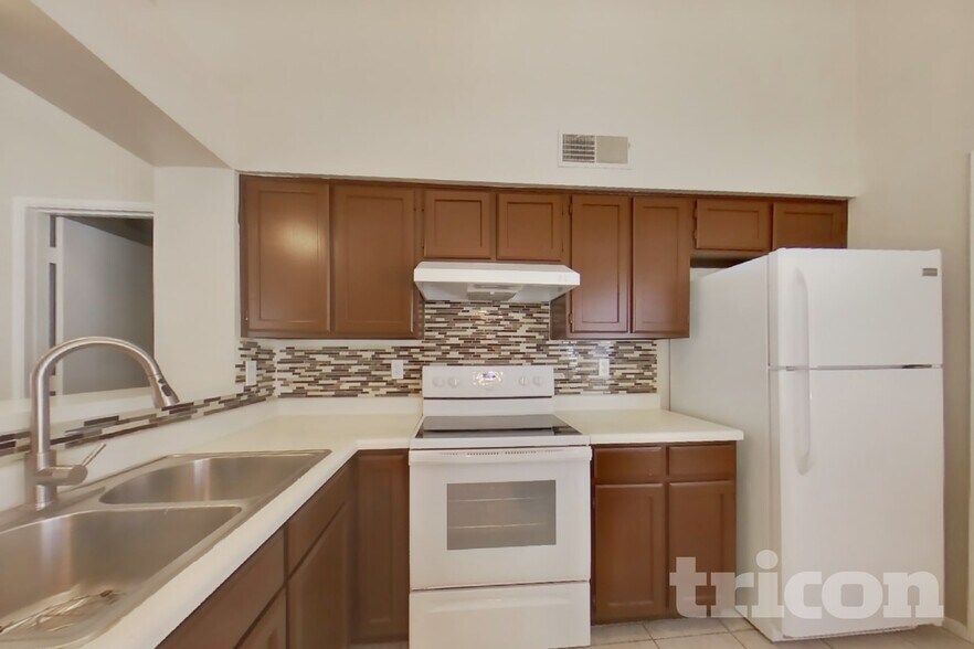 Building Photo - 2206 W Monona Dr