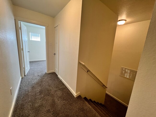 Building Photo - Bridgestone Crossing -3 bedroom 2.5 bath i...