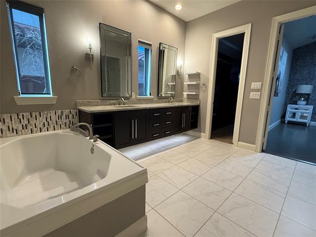 Building Photo - 3736 Greenbrier Dr